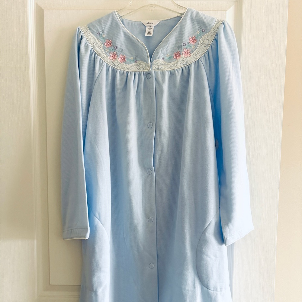 Adonna Women's Robe Mid Length Snap Front Long Sleeve Lace Embroidered Size Med